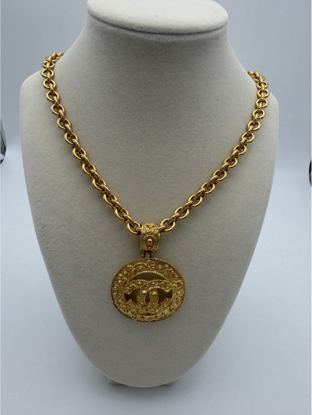 Authentic Vintage Chanel Filigree Round Medallion Necklace Gold Plated CC Logo
